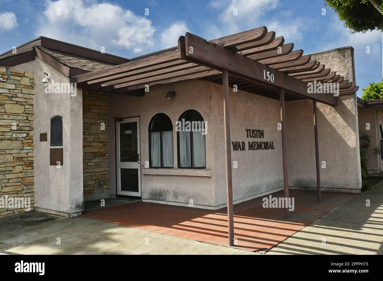 TUSTIN, KALIFORNIEN - 17. MÄRZ 2023: Das ursprüngliche Tustin war Memorial an der Ecke 1. Street und Prospect Ave führt die Opfer des Zweiten Weltkriegs und der auf Stockfoto