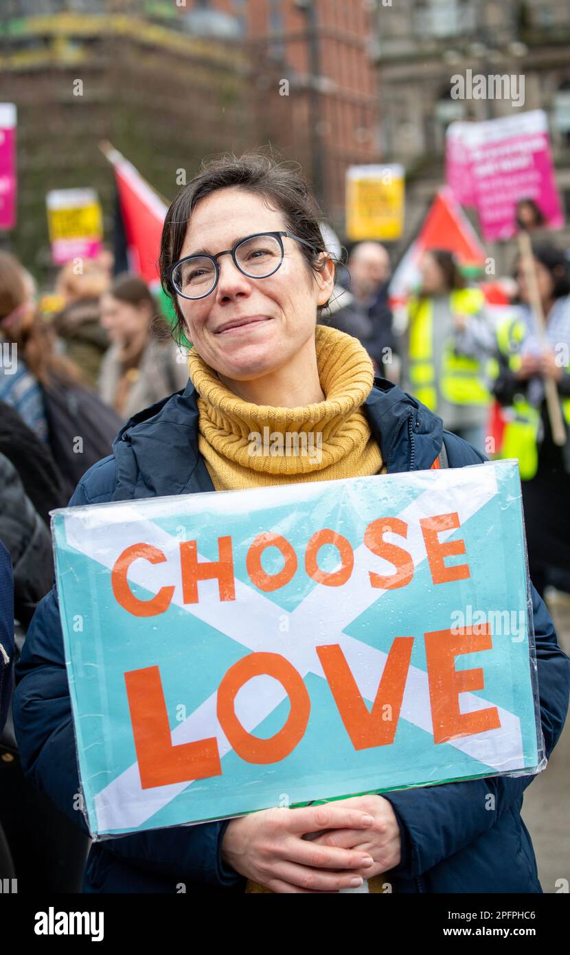 Menschen nehmen an der Rassismus-Rassismus-Schottland-Rallye am George Square in Glasgow Teil, die von "Stand Up to Rassism and the STUC" organisiert wird. Foto: Samstag, 18. März 2023. Stockfoto