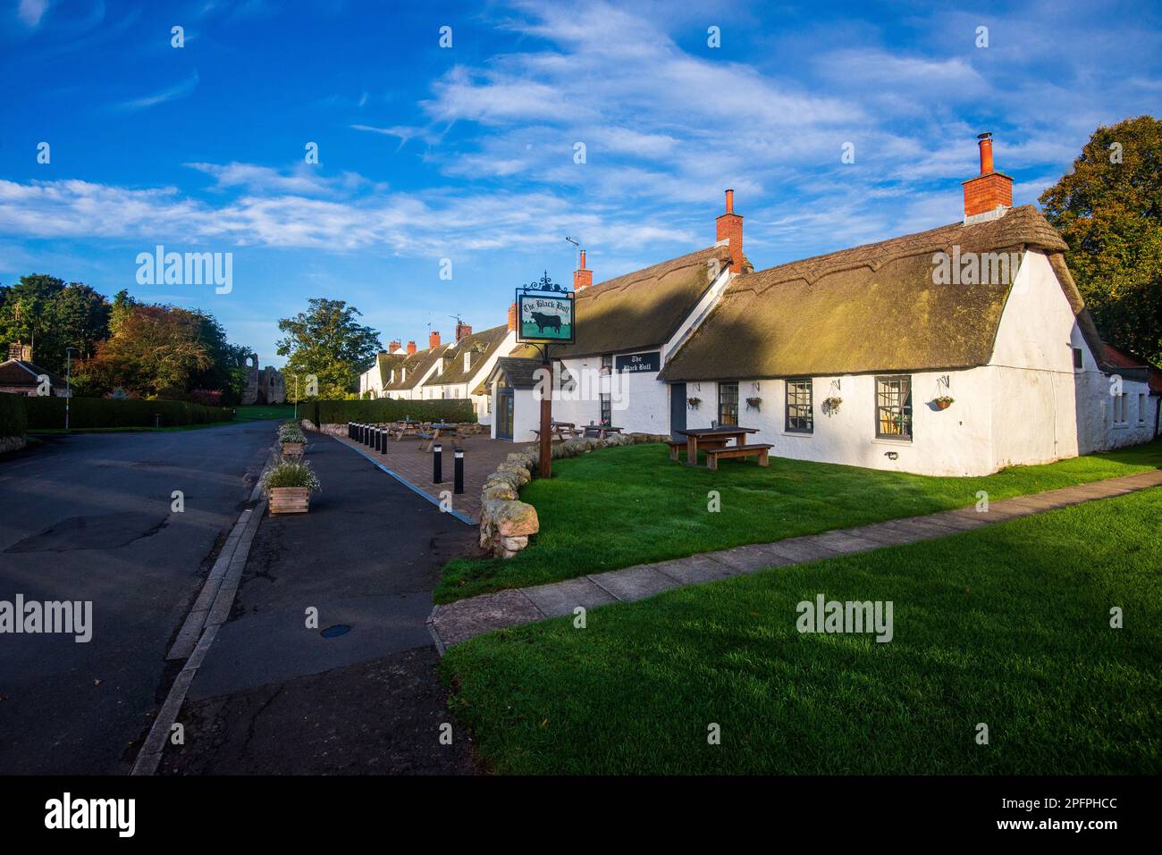 Das Dorf etal mit seinem weißen Black Bull Pub, dem einzigen strohgedeckten Pub in Northumberland, England, Stockfoto