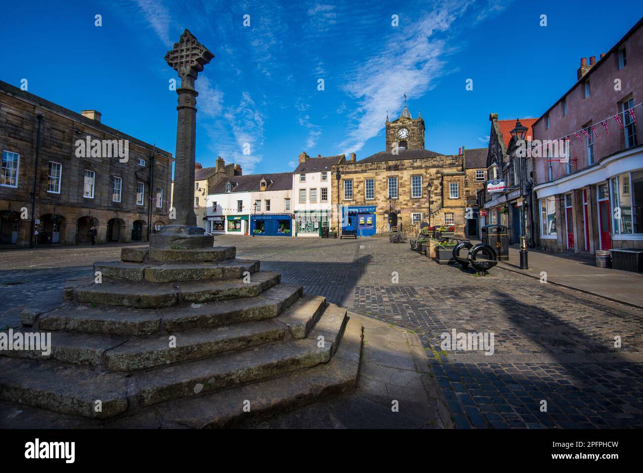 Market Place und Market Cross, Alnwick, Northumberland, England, Großbritannien Stockfoto