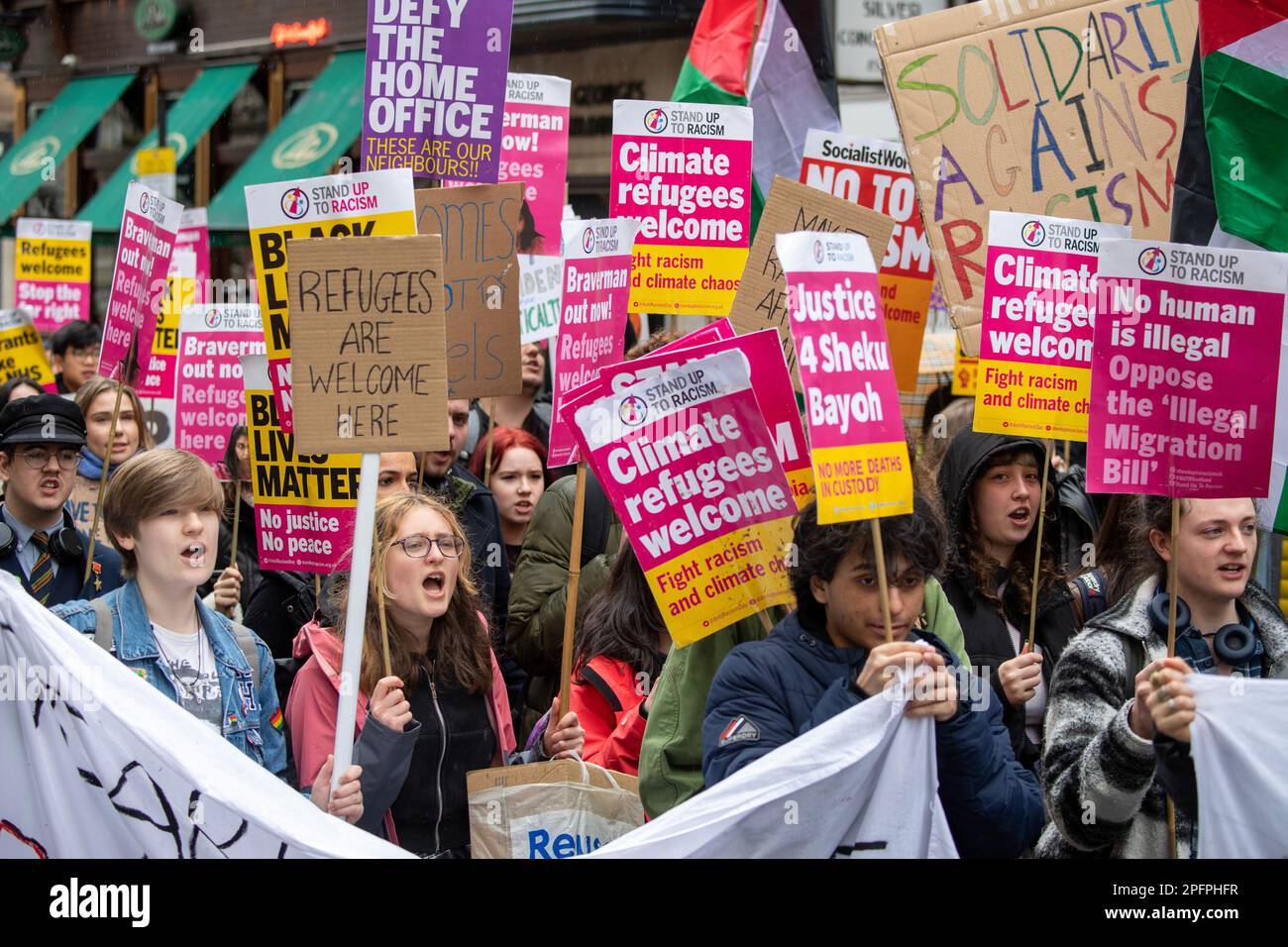 Menschen nehmen an der Rassismus-Rassismus-Schottland-Rallye am George Square in Glasgow Teil, die von "Stand Up to Rassism and the STUC" organisiert wird. Foto: Samstag, 18. März 2023. Stockfoto