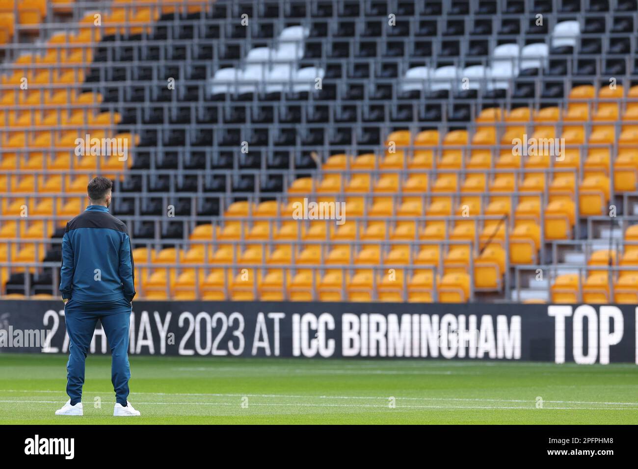 18. März 2023; Molineux Stadium, Wolverhampton, West Midlands, England; Premier League Football, Wolverhampton Wanderers gegen Leeds United; Ein Spieler der Wolverhampton Wanderers schaut auf das Wolves Symbol in einem leeren Stand. Credit: Action Plus Sports Images/Alamy Live News Stockfoto