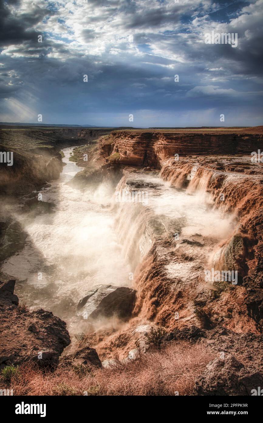 Grand Falls, ein Teil des Little Colorado River, fließt mit Monsunregen und Schneeschmelze in der Navajo Nation im Norden Arizonas. Stockfoto