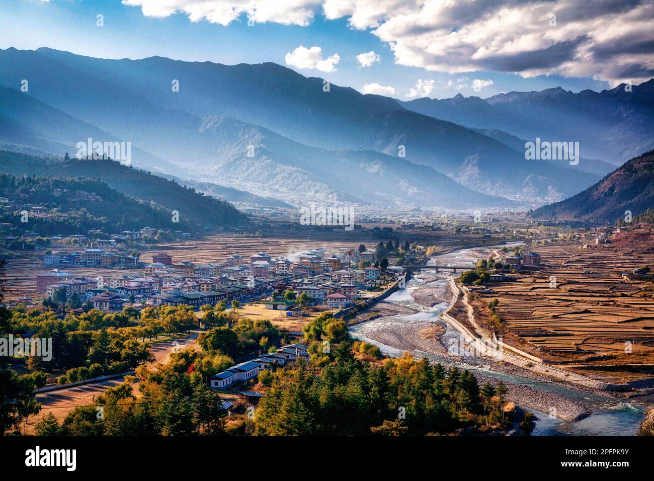 Die Stadt von Paro und Paro-Tal im westlichen Bhutan. Stockfoto