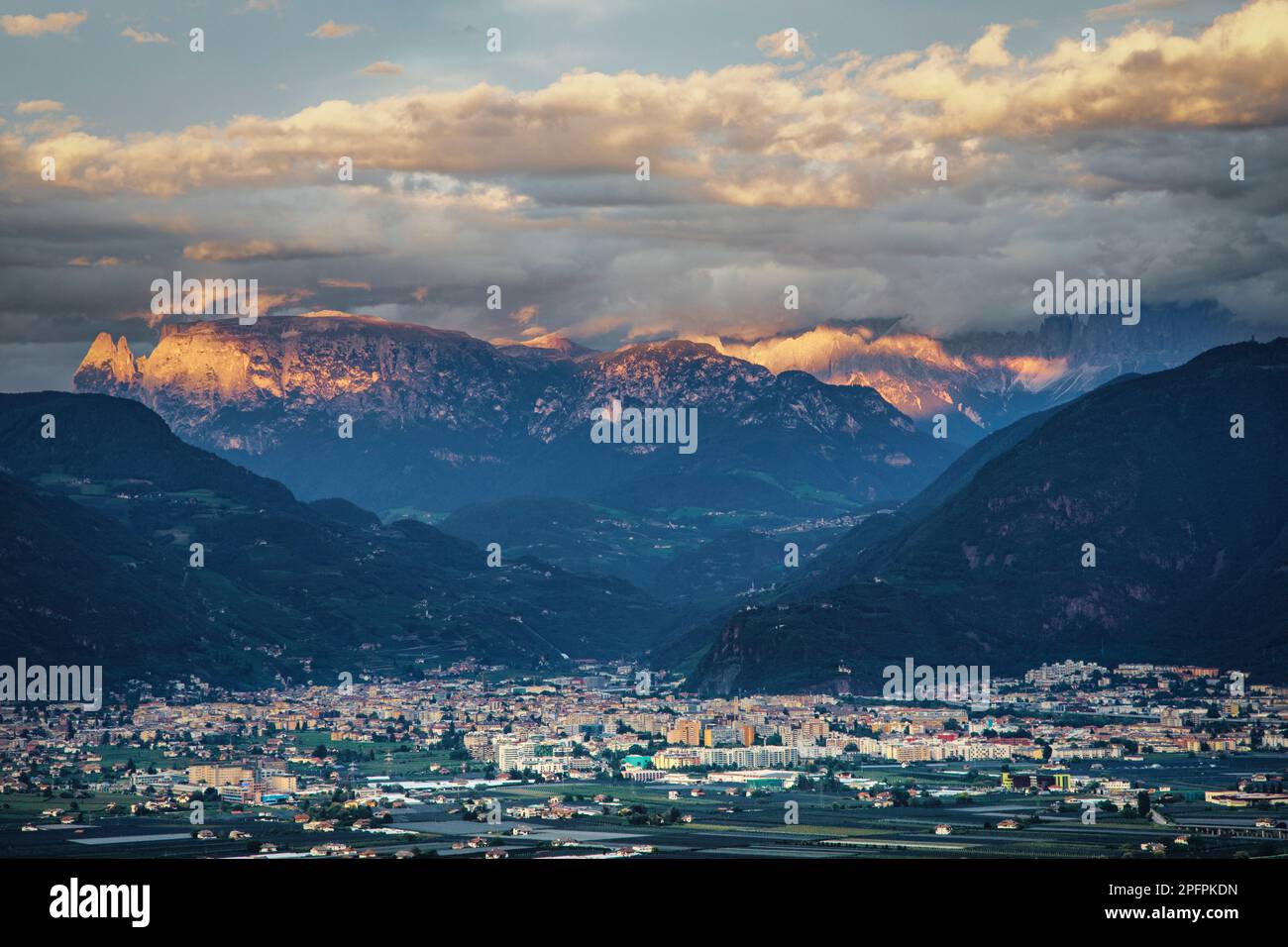 Bozen liegt in einem Tal auf der Westseite der Dolomiten. Stockfoto