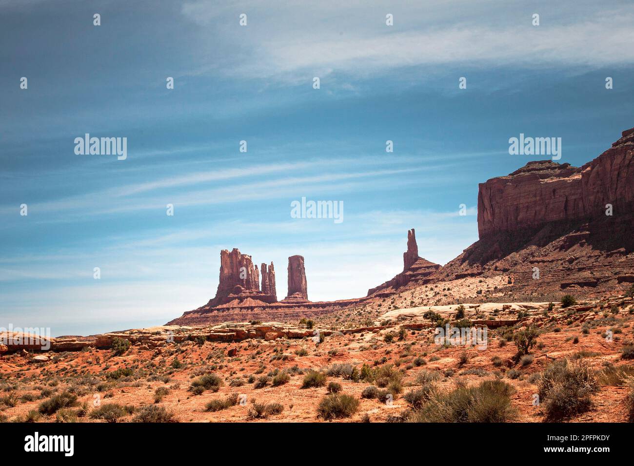 Castle Rock erhebt sich über der Wüste im Monument Valley, Utah. Stockfoto