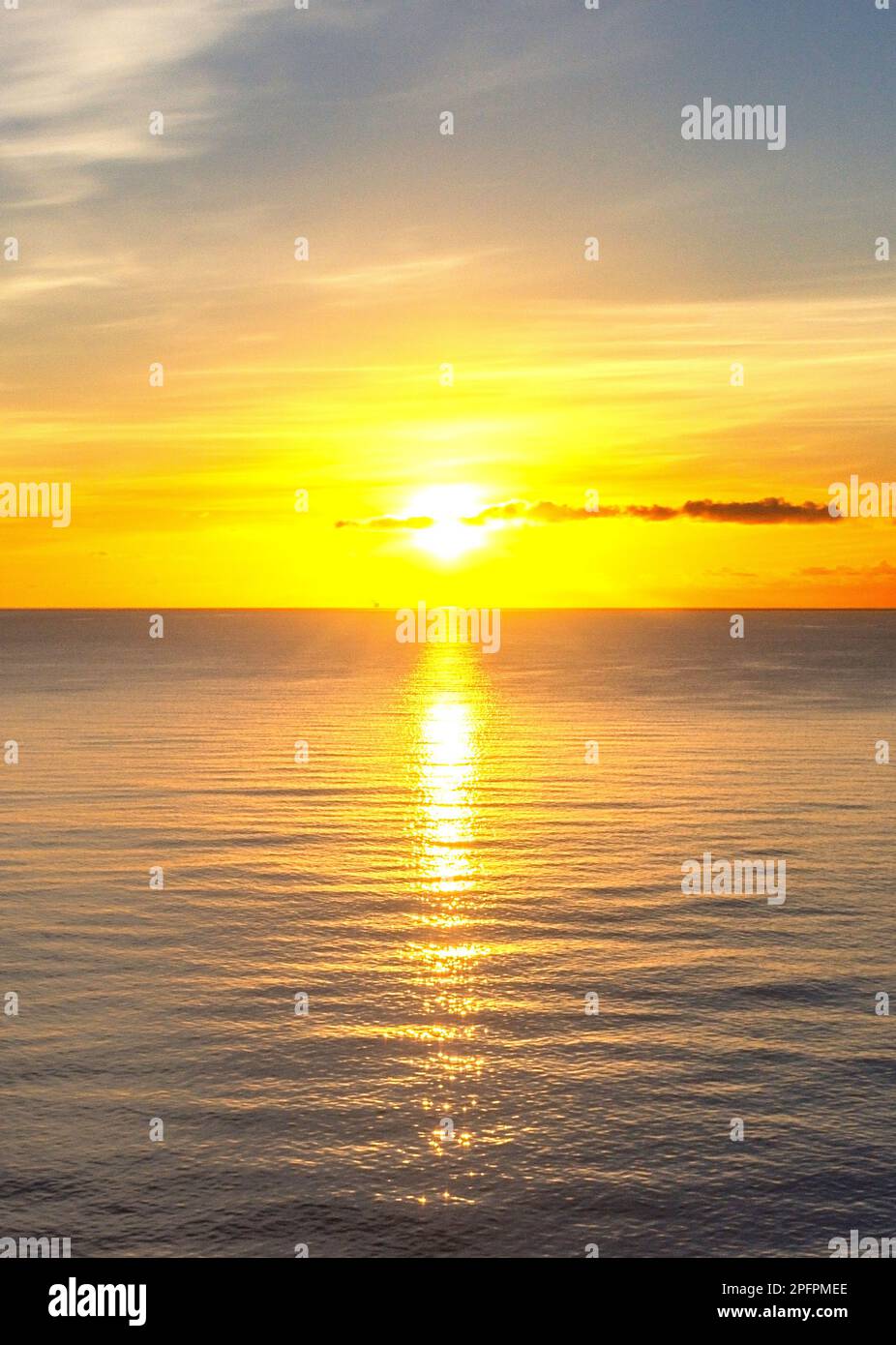 Sonnenaufgang über dem Meer, Santa Cruz de La Palma, La Palma, Kanarische Inseln, Königreich Spanien Stockfoto
