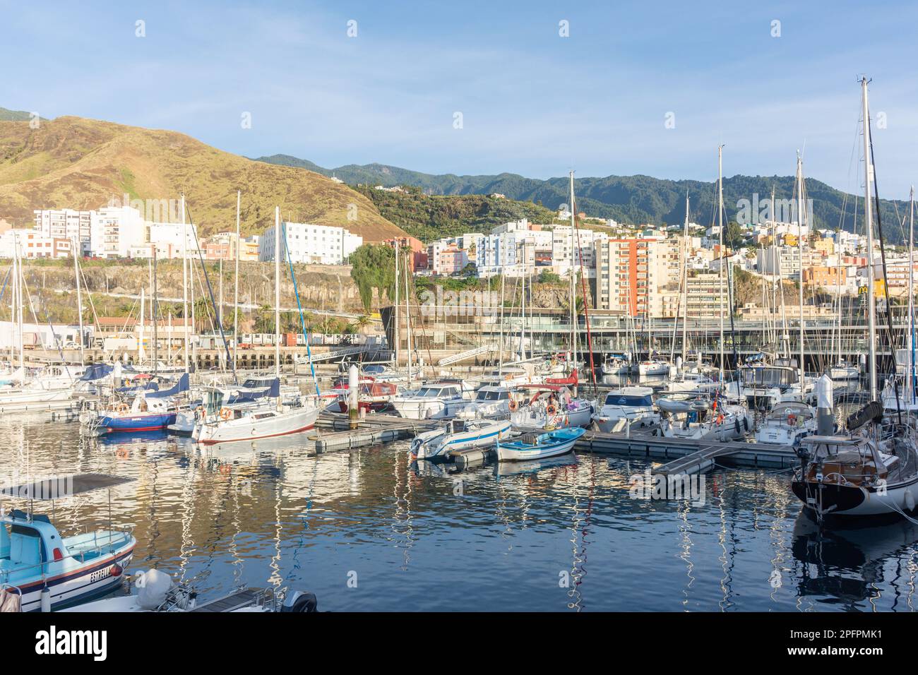 Boote vor Anker in Marina La Palma, Santa Cruz de La Palma, La Palma, Kanarische Inseln, Königreich Spanien Stockfoto