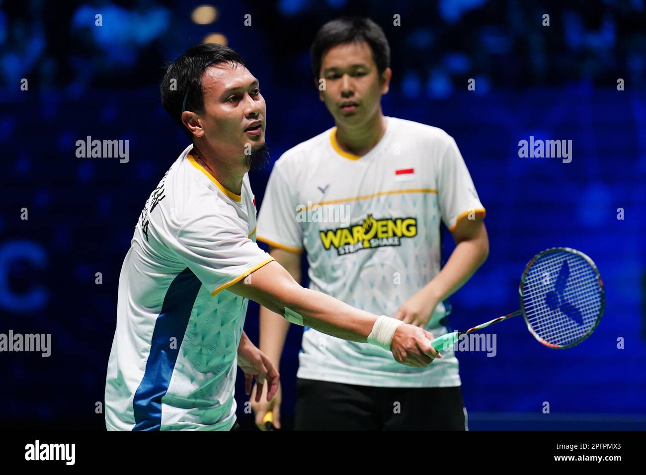 Indonesiens Mohammad Ahsan (links) und Hendra Setiawan in Aktion gegen Chinas Liang Wei Keng und Wang Chang (nicht abgebildet) am 5. Tag der YONEX All England Open Badminton Championships in der Utilita Arena Birmingham. Foto: Samstag, 18. März 2023. Stockfoto