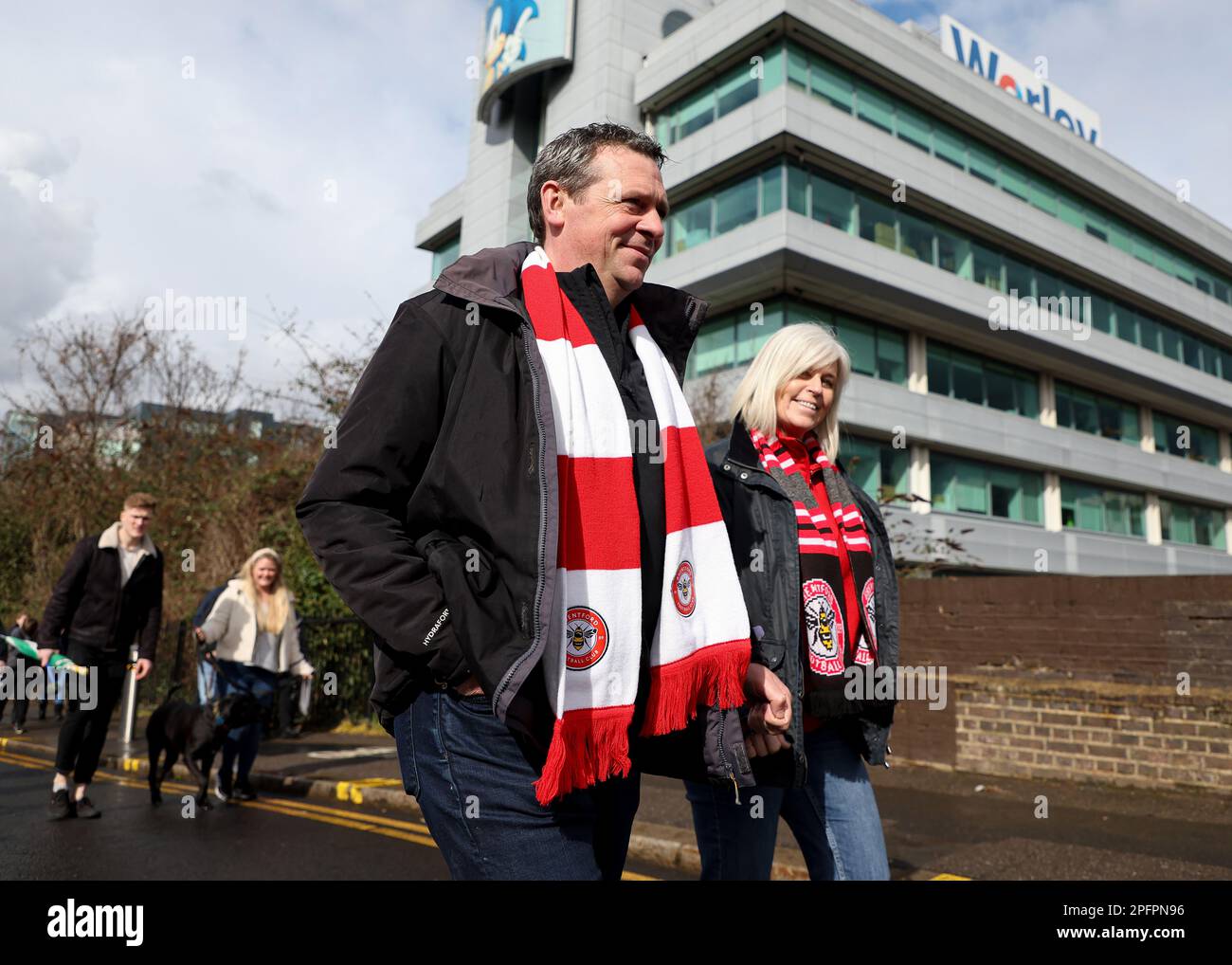 18. März 2023; GTECH Community Stadium, Brentford, London, England; Premier League Football, Brentford gegen Leicester City; Brentford-Fans nähern sich dem GTECH Community Stadium Stockfoto
