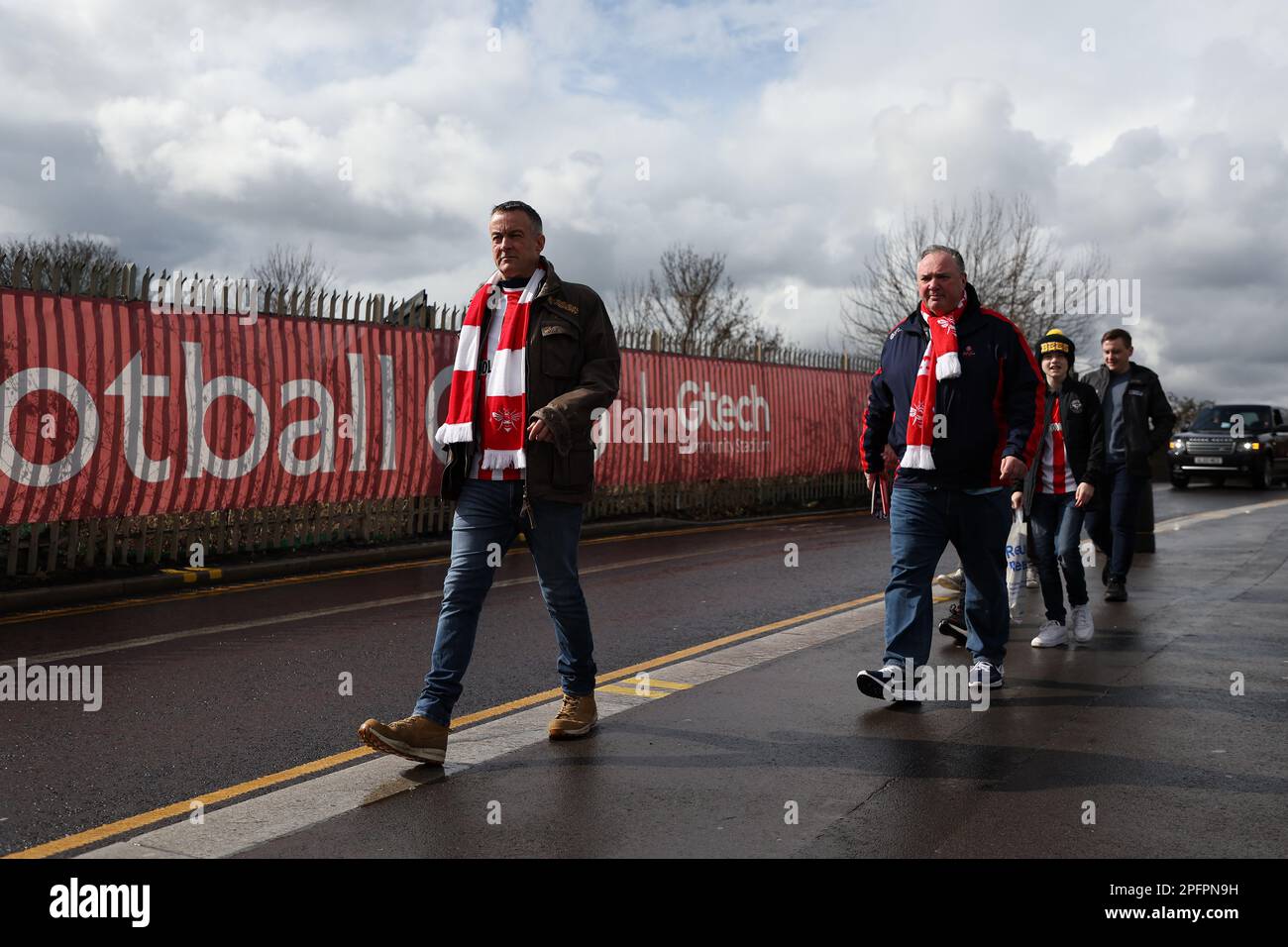 18. März 2023; GTECH Community Stadium, Brentford, London, England; Premier League Football, Brentford gegen Leicester City; Brentford-Fans nähern sich dem GTECH Community Stadium Stockfoto