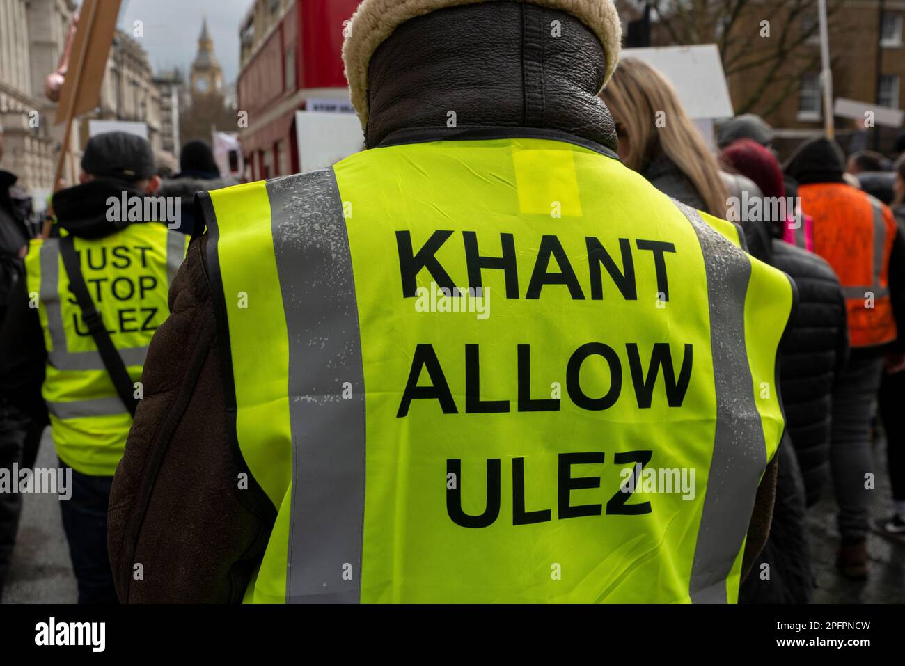 Westminster, London, Großbritannien. 18. März 2023. Demonstranten marschieren in Westminster gegen die geplante Ausweitung der Ultra Low Emission Zone (ULEZ) in allen Londoner Stadtteilen ab dem 29. August 2023. Sie glauben, dass es sich um eine Steuer für die ärmeren Fahrer mit älteren Autos handelt. Stockfoto