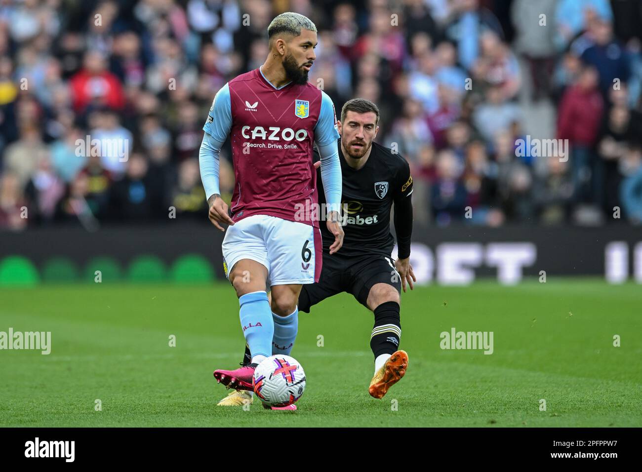 Birmingham, Großbritannien. 18. März 2023. Douglas Luiz #6 of Aston Villa spielt den Ball vor Joe Rothwell #14 of Bournemouth während des Premier League-Spiels Aston Villa vs Bournemouth in Villa Park, Birmingham, Großbritannien, 18. März 2023 (Foto von Ben Roberts/News Images) in Birmingham, Großbritannien, am 3./18. März 2023. (Foto: Ben Roberts/News Images/Sipa USA) Guthaben: SIPA USA/Alamy Live News Stockfoto