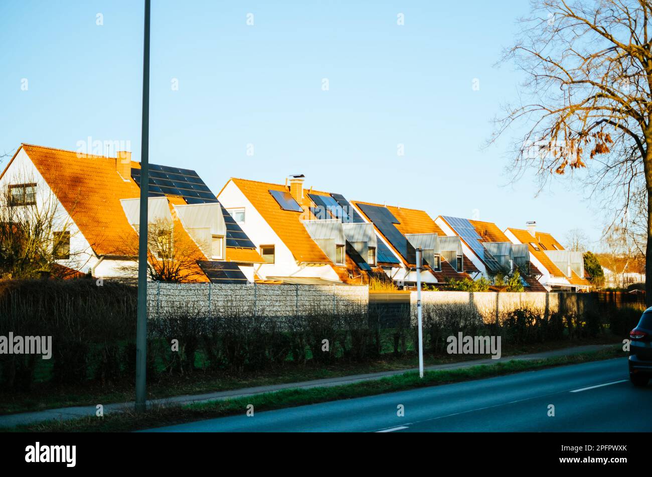 Modernes Haus mit installierten Solarmodulen. Sonnenenergiequelle zur Erzeugung von Strom für den eigenen Bedarf Stockfoto