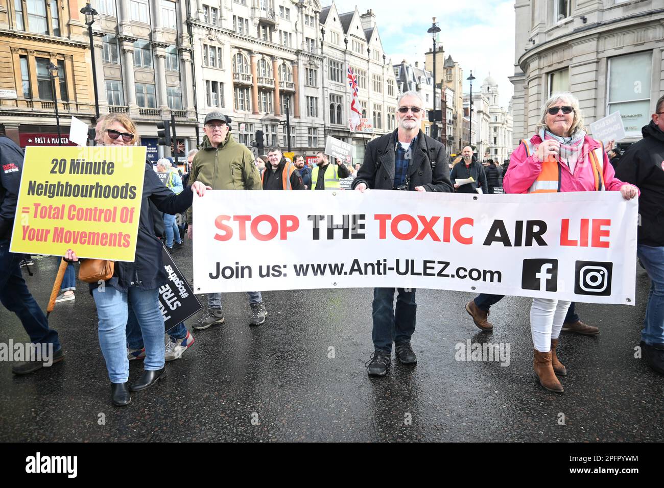 Trafalgar Square, London, Großbritannien. 18. März 2023. Demonstranten protestieren gegen die geplante Erweiterung der ULEZ (Ultra Low Emission Zone) in allen Bezirken Londons im August 2023. Sie glauben, dass es eine Steuer für arme Fahrer mit älteren Autos ist, mit anderen Worten, wenn man das Auto startet, kostet es £12,50 Dollar. Kredit: Siehe Li/Picture Capital/Alamy Live News Stockfoto