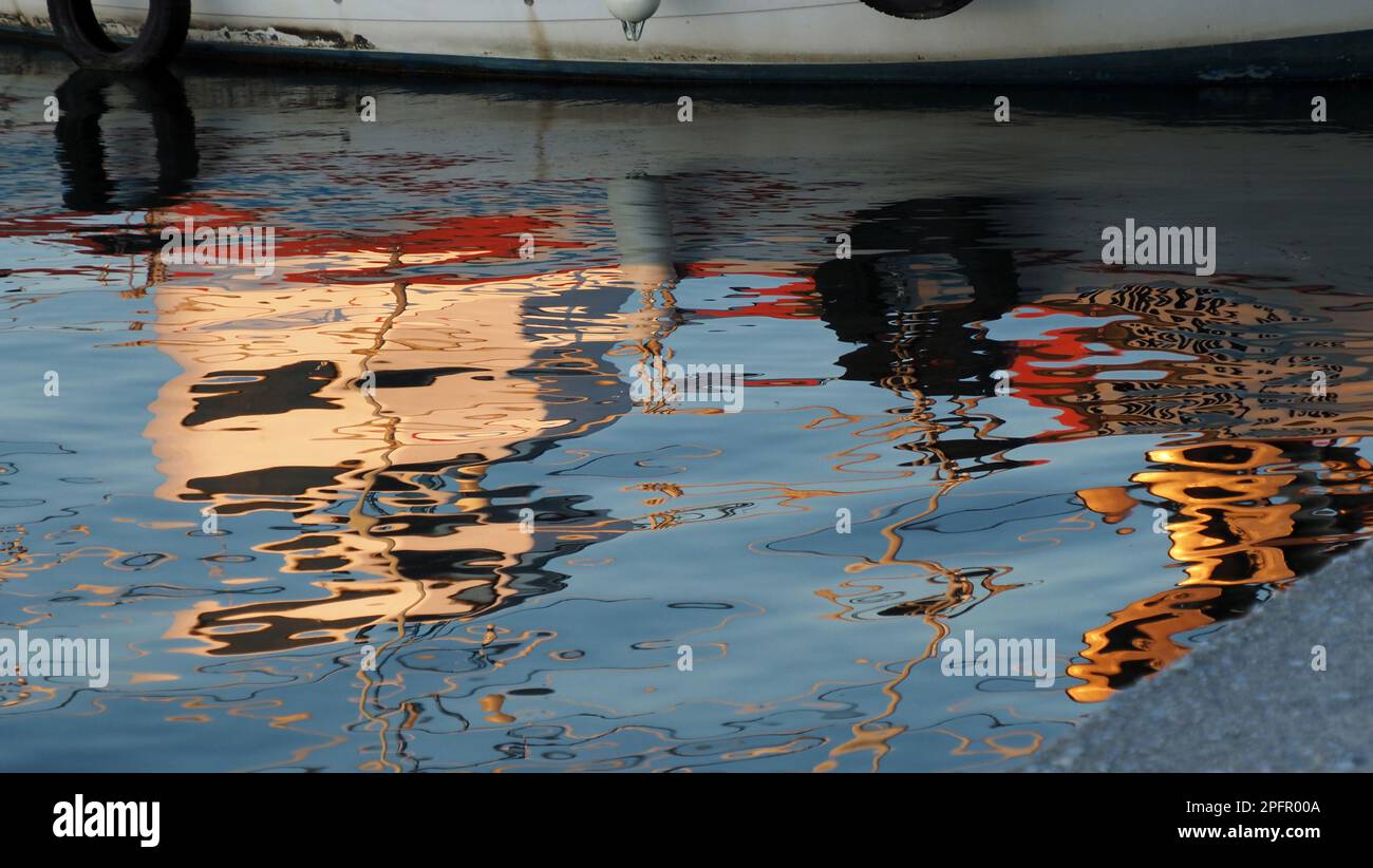 Schiffsreflexion am Hafen Stockfoto