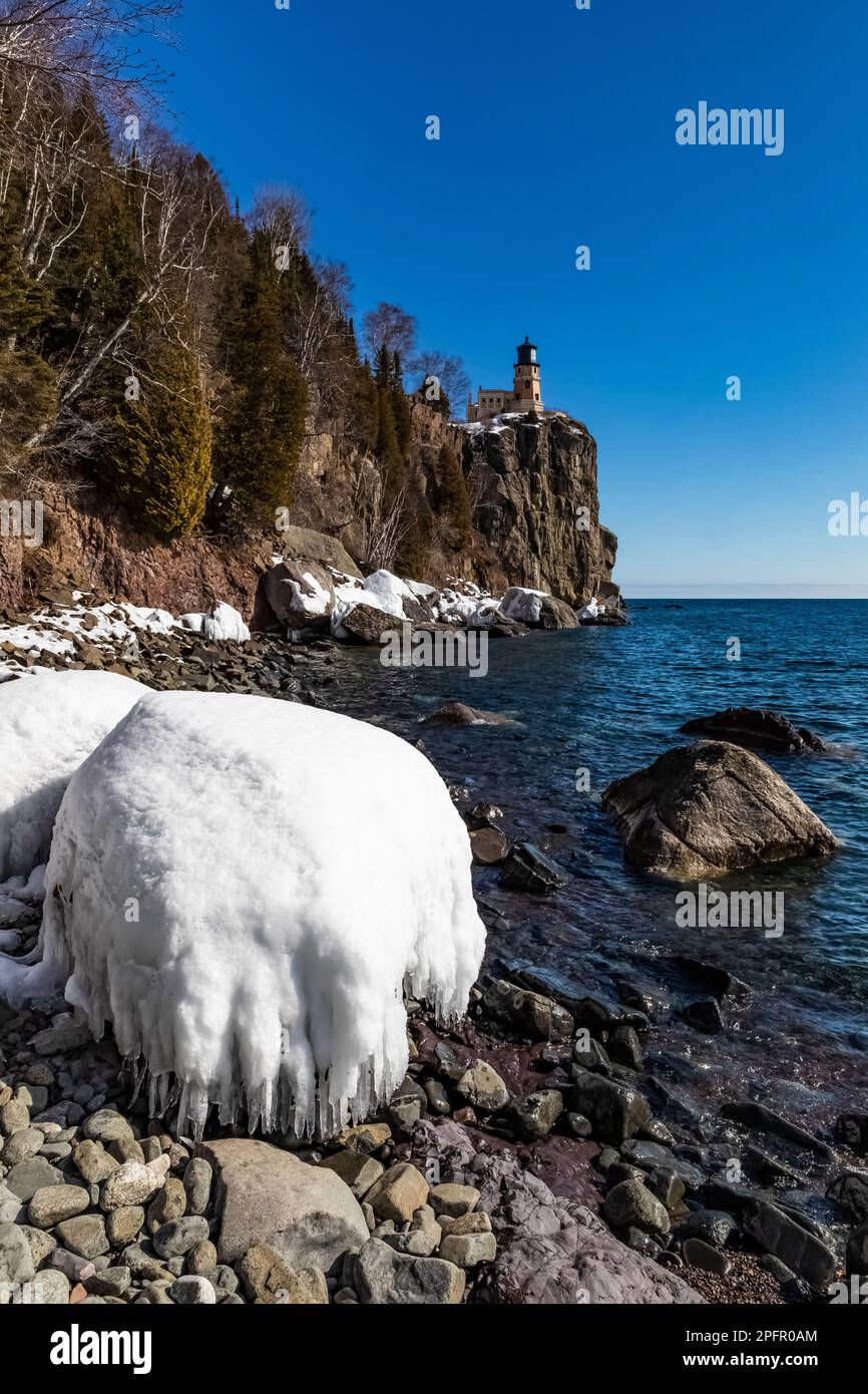 Eis, das vom Wasser unter dem Split Rock Lighthouse am Lake Superior, Minnesota, USA, gespritzt wurde Stockfoto