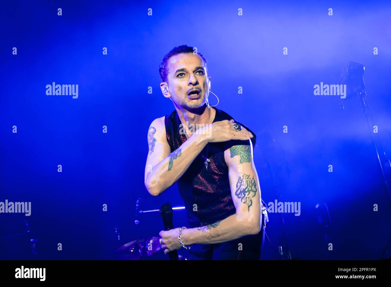 Turin, Italien. 9 Dicembre 2017. Il gruppo Rock Depeche Mode ha suonato dal vivo sul palco dello stadio Pala Alpitour di Torino. Kredit: Andrea Pinna Stockfoto
