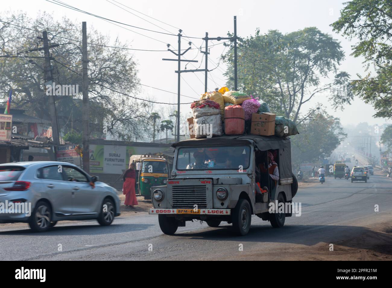 Autos auf einer Stadtstraße an einem nebligen Morgen. Konzentrieren Sie sich auf den Vordergrund. Naisarai Ramgarh Jharkhand Indien Südasiatisch-Pazifischer Raum 28. Februar 2023 Stockfoto