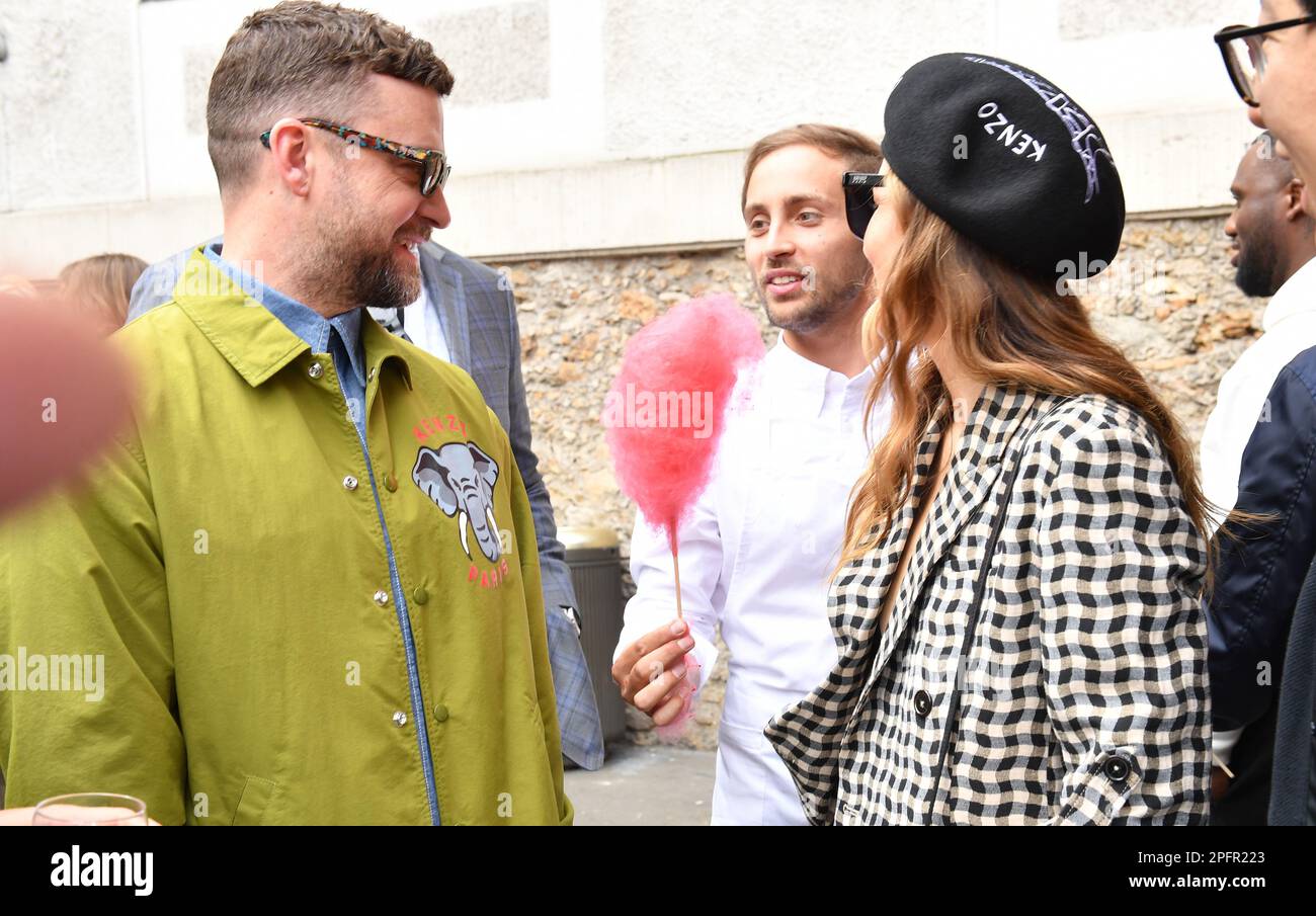 JUSTIN TIMBERLAKE, JESSICA BIEL, EVA QUEEN FÜR DIE KENZO-SHOW IN PARIS Stockfoto