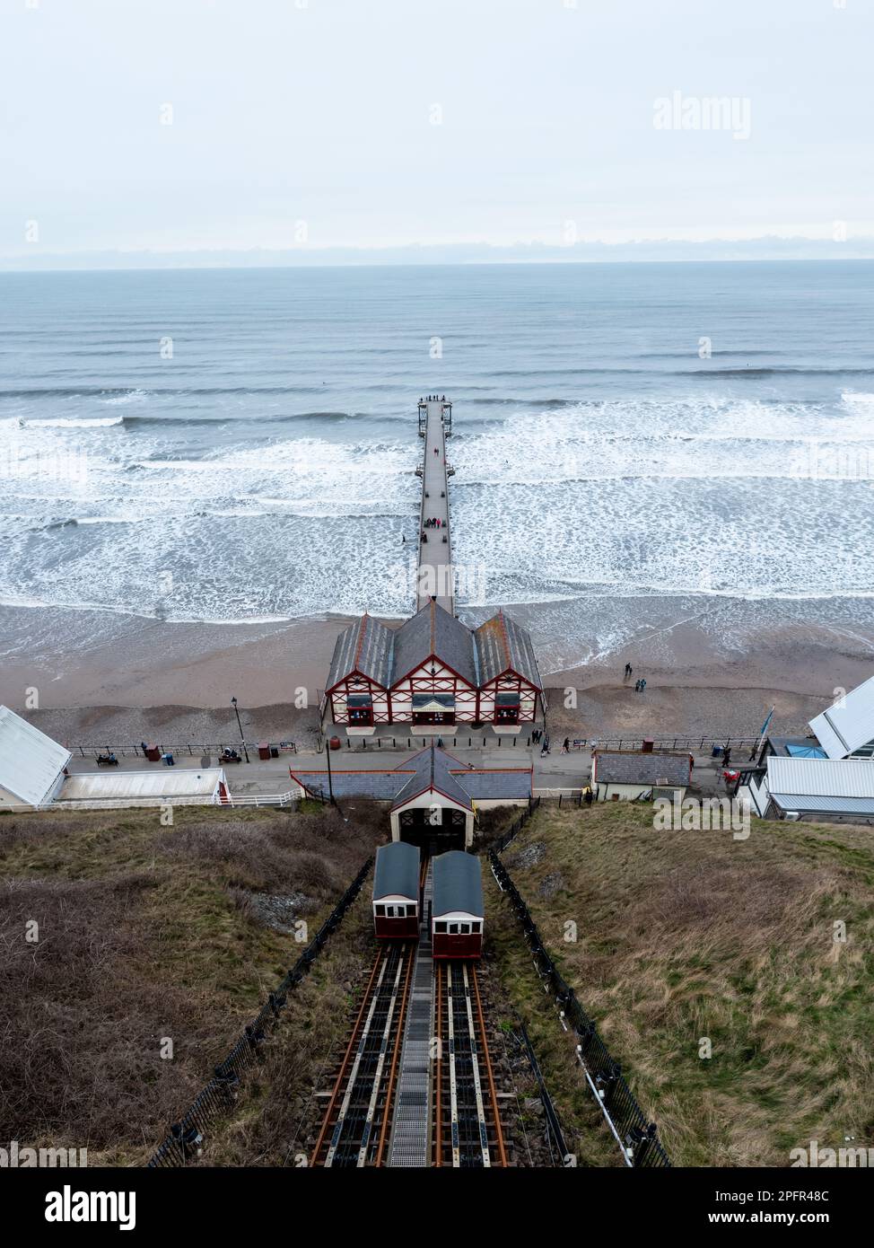 Ein Luftblick auf Saltburn by the Sea Funicular Cliff Lift, der Touristen vom Pier und Strand transportiert Stockfoto