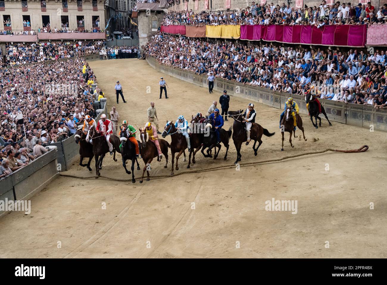 Siena, Italien - August 17 2021: Mossa oder Beginn des öffentlichen Pferderennens Palio di Siena auf dem Hauptplatz Stockfoto