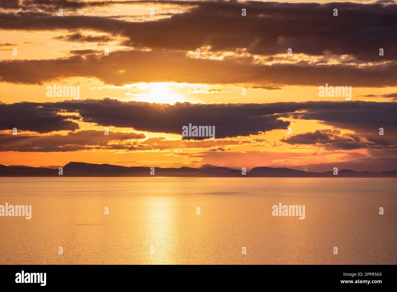 Sonnenuntergang am Point Whitethorn, Washington State, USA – Blick nach Westen zu den San Juan Islands in British Columbia, Kanada Stockfoto