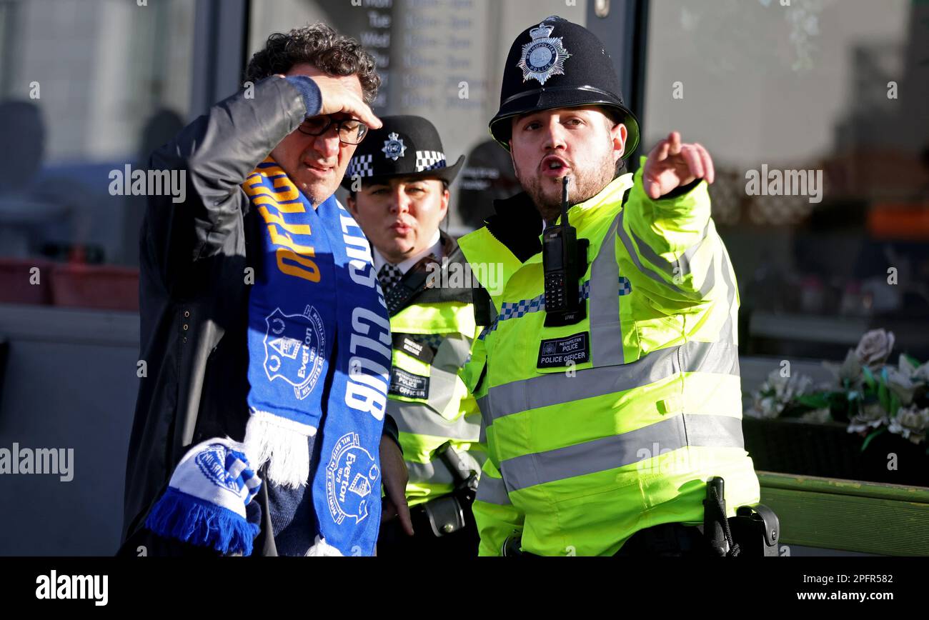 London, Großbritannien. 18. März 2023. Die Polizei erteilt einem Everton-Fan Anweisungen vor dem Spiel der Premier League auf der Stamford Bridge, London. Das Bild sollte lauten: Paul Terry/Sportimage Credit: Sportimage/Alamy Live News Stockfoto