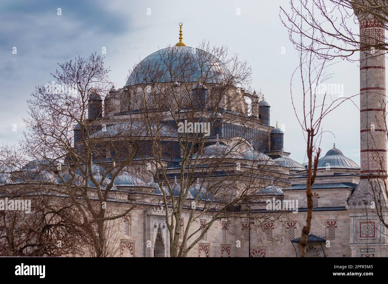 Blick auf die Beyazit-Moschee in Istanbul. Es ist ein Gebäude aus den frühen Werken der osmanischen klassischen Architektur aus dem 16. Jahrhundert. Stockfoto