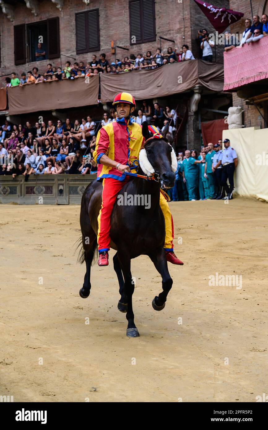 Siena, Italien - August 15 2022: Reiter und Pferd beim Palio di Siena Prova Trial Race, Jockey oder Fantino Scompiglio Jonatan Bartoletti Reiten für Chio Stockfoto