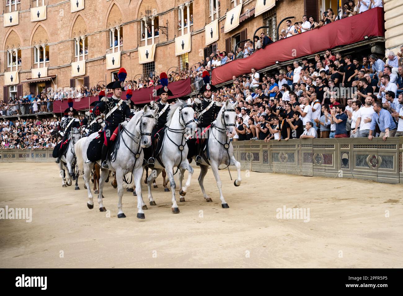 Siena, Italien - August 15 2022: Aufführung der Carabinieri a Cavallo Mounted Police beim Prova-Proberennen des Palio di Siena. Stockfoto