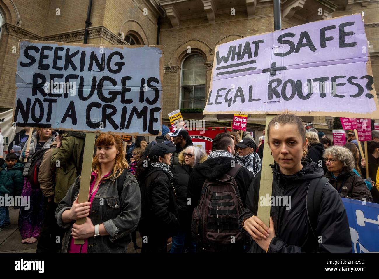 London, Großbritannien. 18. März 2023 Frauen mit Schildern vor dem BBC-Hauptquartier nehmen an einer Demonstration "Rassismus widersetzen" Teil und marschieren von Portland Place zu einer Kundgebung in Westminster, als Teil eines internationalen Aktionstags anlässlich des UN-Tags gegen Rassismus Credit: Stephen Chung / Alamy Live News Stockfoto