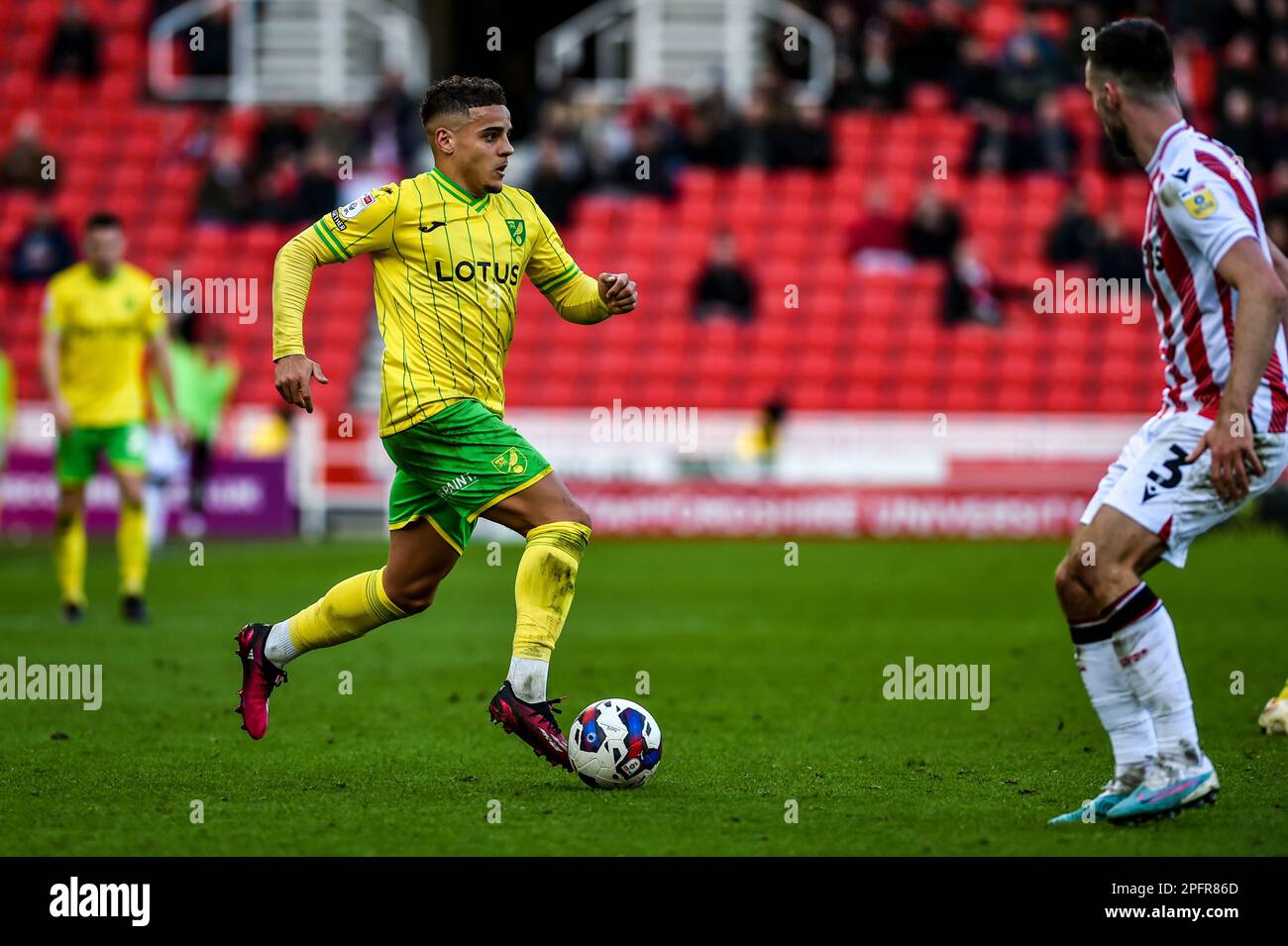 18. März 2023; bet365 Stadium, Stoke, Staffordshire, England; EFL Championship Football, Stoke City gegen Norwich City; Max Aarons aus Norwich schlägt Morgan Fox von Stoke Credit: Action Plus Sports Images/Alamy Live News Stockfoto