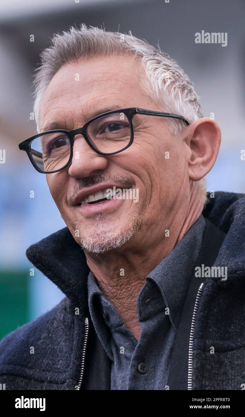 Gary Lineker kommt im Etihad-Stadion in Manchester an, um live über das FA-Cup-Viertelfinale zwischen Manchester City und Burnley auf der BBC zu berichten. Nach einem Streit, der ausgelöst wurde, nachdem er für einen Tweet aus der Sendung genommen wurde, in dem die Sprache, die für die Einführung einer neuen staatlichen Asylbewerberpolitik verwendet wurde, mit der von 1930er Deutschland verglichen wurde. Foto: Samstag, 18. März 2023. Stockfoto