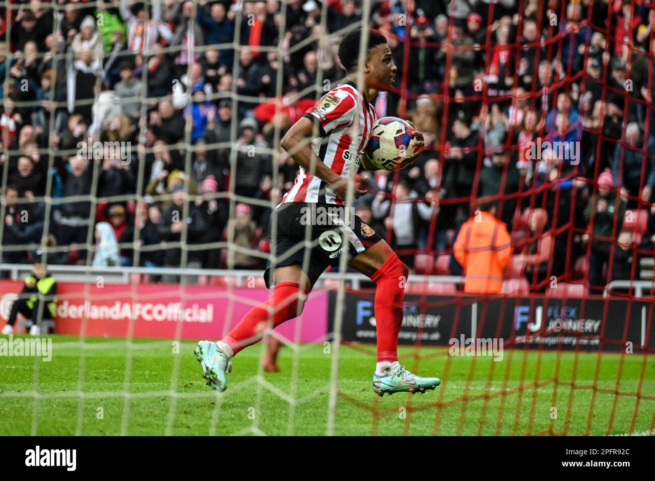 Der Amad Diallo von Sunderland AFC feiert das Spiel, nachdem er gegen Luton Town das gleiche Tor seiner Seite geschossen hat. Kredit: Chris Fryatt/Alamy Live News Stockfoto