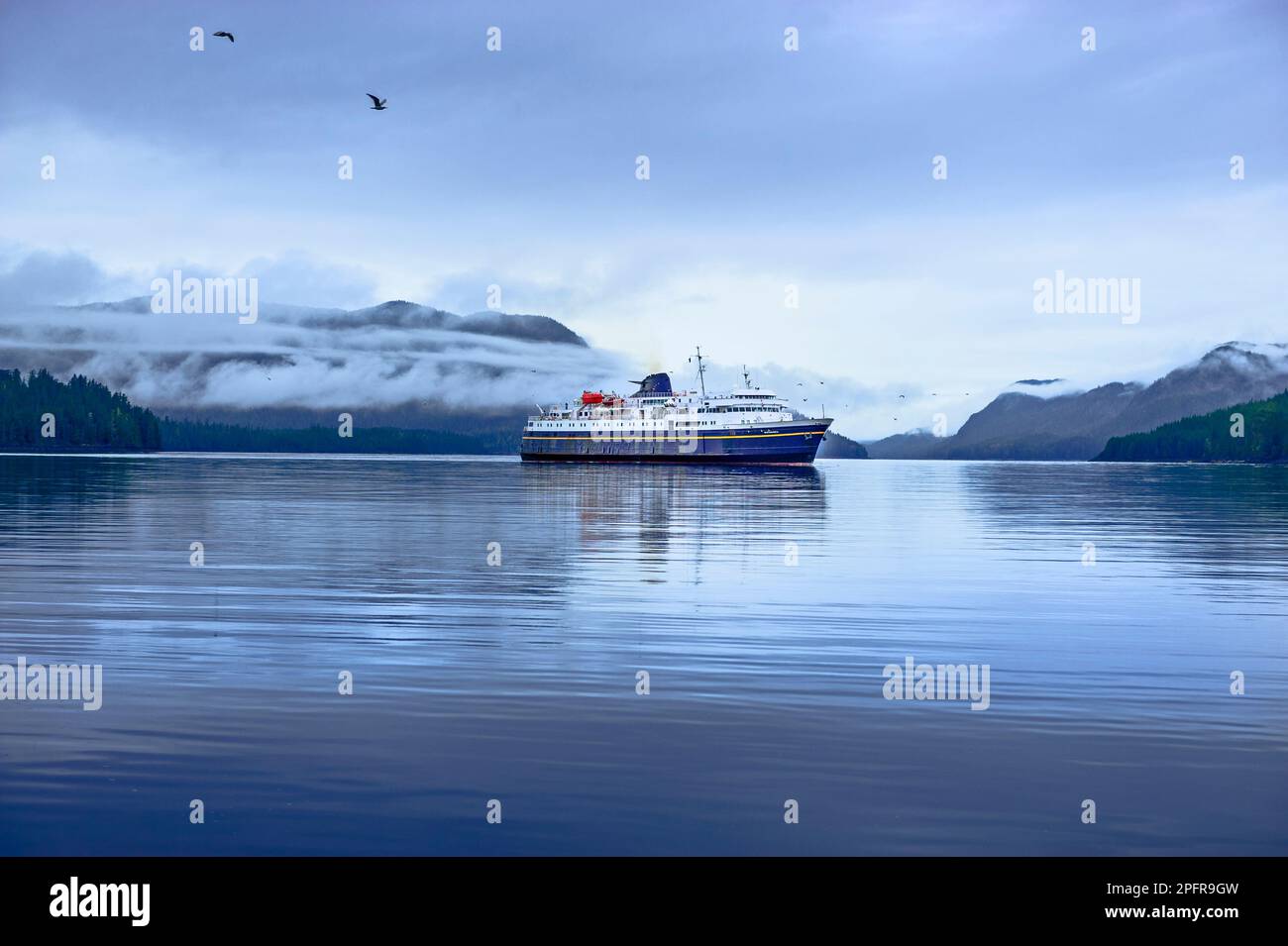 Der Matanuska des Alaska Marine Highway verlässt das Sitka Terminal in der Nähe von Sitka, Alaska, USA. Der M/V Matanuska ist für 450 Passagiere und ausgelegt Stockfoto