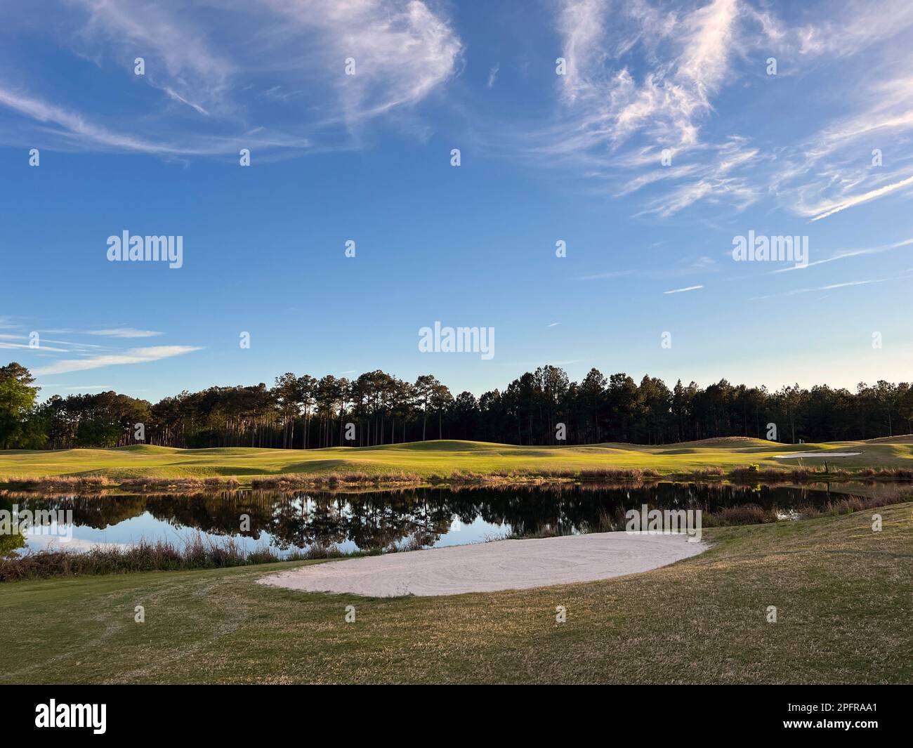 Die goldene Stunde auf einem Golfplatz im Georgia State Park, einem beliebten Golfziel im Süden der USA. Stockfoto