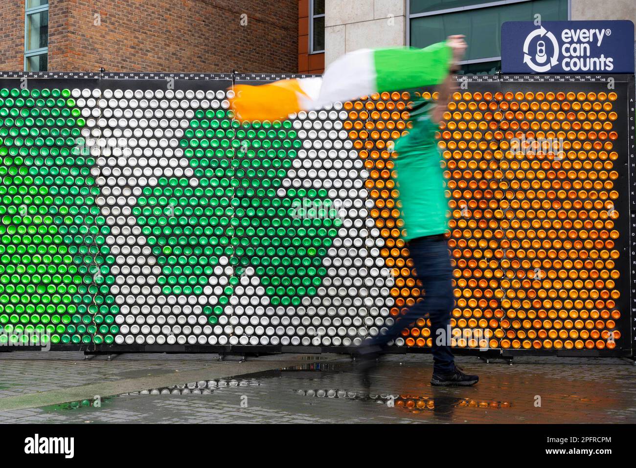 REDAKTIONELLE VERWENDUNG NUR ein Kunstwerk aus 2.000 recycelten Aluminiumdosen, das die National Flag of Ireland zeigt, die von der gemeinnützigen Recyclinginitiative Every Can Counts in Dublin vor dem Spiel Irland gegen England Six Nations Rugby installiert wurde. Foto: Samstag, 18. März 2023. Stockfoto