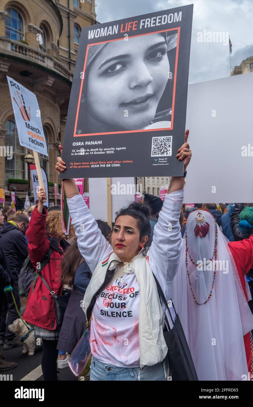 London, Großbritannien. 18. März 2023. Women Life Freedom – Iran. Tausende marschieren durch London, um deutlich zu machen, dass Flüchtlinge willkommen sind und sich gegen die rassistische Politik der Regierung gegenüber Einwanderern, Flüchtlingen und Asylbewerbern stellen. Sie fordern sichere Wege für Migranten und ein Ende des institutionellen Rassismus bei der Polizeiarbeit sowie ein Ende der Islamophobie, des antisemitismus und der Vorurteile gegen Schwarze, Chinesen, Asiaten, Zigeuner, Roma, Reisende und andere Gemeinschaften in den Medien und der Regierung. Peter Marshall/Alamy Live News Stockfoto