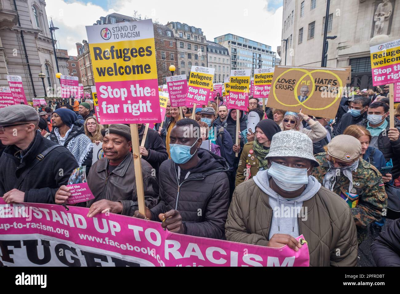 London, Großbritannien. 18. März 2023. Tausende marschieren durch London, um deutlich zu machen, dass Flüchtlinge willkommen sind und sich gegen die rassistische Politik der Regierung gegenüber Einwanderern, Flüchtlingen und Asylbewerbern stellen. Sie fordern sichere Wege für Migranten und ein Ende des institutionellen Rassismus bei der Polizeiarbeit sowie ein Ende der Islamophobie, des antisemitismus und der Vorurteile gegen Schwarze, Chinesen, Asiaten, Zigeuner, Roma, Reisende und andere Gemeinschaften in den Medien und der Regierung. Peter Marshall/Alamy Live News Stockfoto