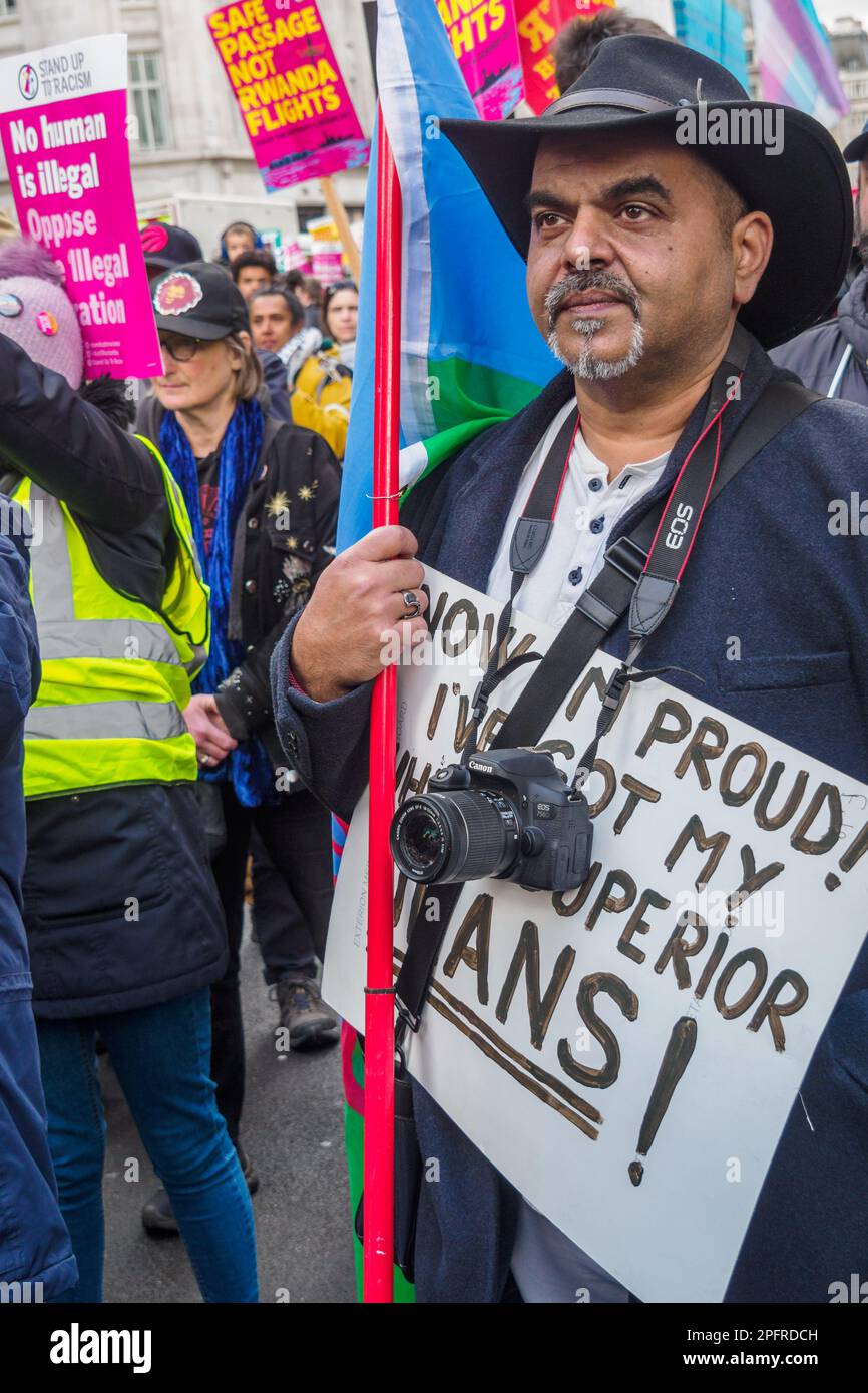 London, Großbritannien. 18. März 2023. Roma-Mann auf dem marsch. Tausende marschieren durch London, um deutlich zu machen, dass Flüchtlinge willkommen sind und sich gegen die rassistische Politik der Regierung gegenüber Einwanderern, Flüchtlingen und Asylbewerbern stellen. Sie fordern sichere Wege für Migranten und ein Ende des institutionellen Rassismus bei der Polizeiarbeit sowie ein Ende der Islamophobie, des antisemitismus und der Vorurteile gegen Schwarze, Chinesen, Asiaten, Zigeuner, Roma, Reisende und andere Gemeinschaften in den Medien und der Regierung. Peter Marshall/Alamy Live News Stockfoto