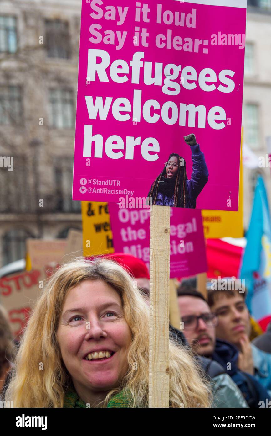 London, Großbritannien. 18. März 2023. Flüchtlinge Willkommen. Tausende marschieren durch London, um deutlich zu machen, dass Flüchtlinge willkommen sind und sich gegen die rassistische Politik der Regierung gegenüber Einwanderern, Flüchtlingen und Asylbewerbern stellen. Sie fordern sichere Wege für Migranten und ein Ende des institutionellen Rassismus bei der Polizeiarbeit sowie ein Ende der Islamophobie, des antisemitismus und der Vorurteile gegen Schwarze, Chinesen, Asiaten, Zigeuner, Roma, Reisende und andere Gemeinschaften in den Medien und der Regierung. Peter Marshall/Alamy Live News Stockfoto