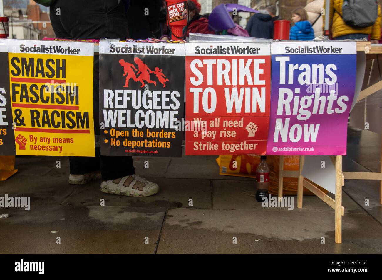 London, Vereinigtes Königreich - 18. März 2023: Tausende Demonstranten unterschiedlicher Herkunft versammelten sich im Zentrum Londons, um gegen Rassismus zu protestieren. Die Demonstranten riefen an: "Flüchtlinge sind hier willkommen" und forderten ein Ende des Ruanda-Gesetzes. Kredit: Sinai Noor / Alamy Live News Stockfoto