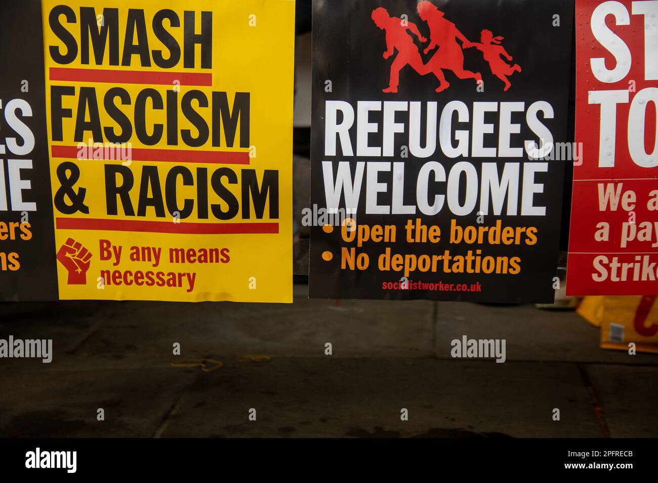 London, Vereinigtes Königreich - 18. März 2023: Tausende Demonstranten unterschiedlicher Herkunft versammelten sich im Zentrum Londons, um gegen Rassismus zu protestieren. Die Demonstranten riefen an: "Flüchtlinge sind hier willkommen" und forderten ein Ende des Ruanda-Gesetzes. Kredit: Sinai Noor / Alamy Live News Stockfoto