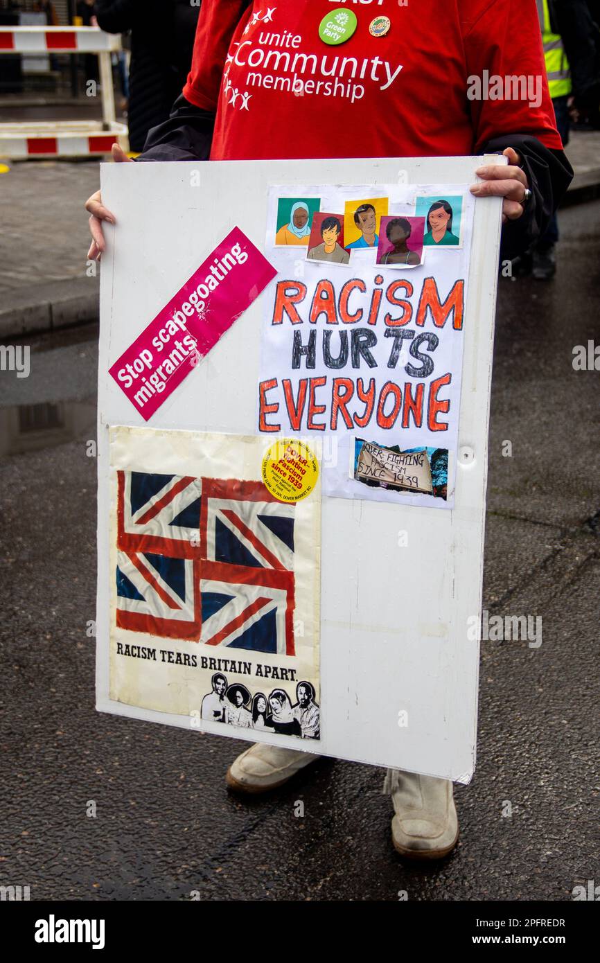 London, Vereinigtes Königreich - 18. März 2023: Tausende Demonstranten unterschiedlicher Herkunft versammelten sich im Zentrum Londons, um gegen Rassismus zu protestieren. Die Demonstranten riefen an: "Flüchtlinge sind hier willkommen" und forderten ein Ende des Ruanda-Gesetzes. Kredit: Sinai Noor / Alamy Live News Stockfoto