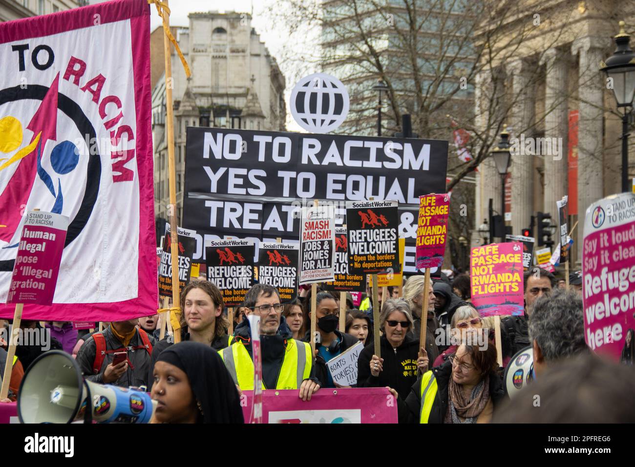 London, Vereinigtes Königreich - 18. März 2023: Tausende Demonstranten unterschiedlicher Herkunft versammelten sich im Zentrum Londons, um gegen Rassismus zu protestieren. Die Demonstranten riefen an: "Flüchtlinge sind hier willkommen" und forderten ein Ende des Ruanda-Gesetzes. Kredit: Sinai Noor / Alamy Live News Stockfoto
