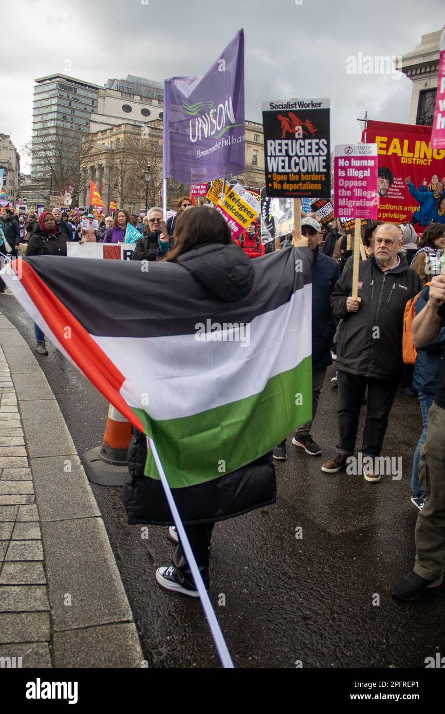 London, Vereinigtes Königreich - 18. März 2023: Tausende Demonstranten unterschiedlicher Herkunft versammelten sich im Zentrum Londons, um gegen Rassismus zu protestieren. Die Demonstranten riefen an: "Flüchtlinge sind hier willkommen" und forderten ein Ende des Ruanda-Gesetzes. Kredit: Sinai Noor / Alamy Live News Stockfoto
