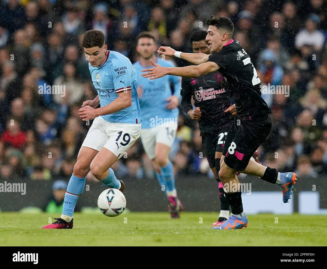 Manchester, Großbritannien. 18. März 2023. Julian Alvarez aus Manchester City, herausgefordert von Ameen Al-Dakhil aus Burnley während des FA-Cup-Spiels im Etihad Stadium, Manchester. Der Bildausdruck sollte lauten: Andrew Yates/Sportimage Credit: Sportimage/Alamy Live News Stockfoto