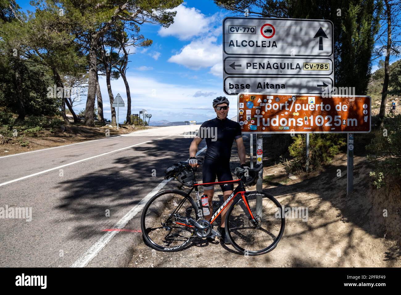 Auf dem Gipfel des Pass Port de Tudons während des Radfahrens in Alicante, Spanien Stockfoto
