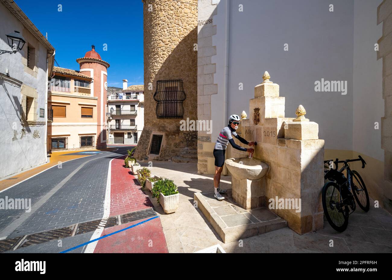 Mehr Wasser beim Radfahren in Alicante, Spanien Stockfoto